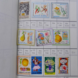 Lot de timbres d'Algérie, Maroc, Tunisie en 7 carnets à choix.