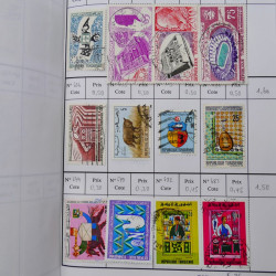 Lot de timbres d'Algérie, Maroc, Tunisie en 7 carnets à choix.