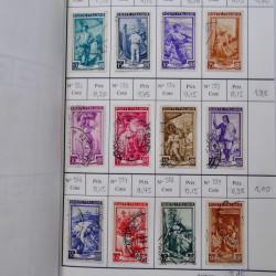 Lot de timbres d'Italie 1863-2000 neufs et oblitérés en 6 carnets à choix.