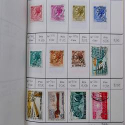 Lot de timbres d'Italie 1863-2000 neufs et oblitérés en 6 carnets à choix.