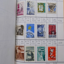 Lot de timbres d'Italie 1863-2000 neufs et oblitérés en 6 carnets à choix.