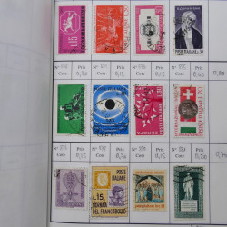 Lot de timbres d'Italie 1863-2000 neufs et oblitérés en 6 carnets à choix.