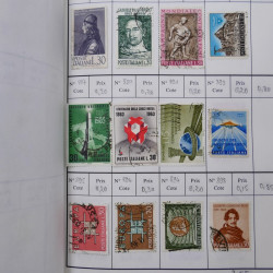 Lot de timbres d'Italie 1863-2000 neufs et oblitérés en 6 carnets à choix.
