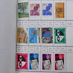 Lot de timbres d'Italie 1863-2000 neufs et oblitérés en 6 carnets à choix.