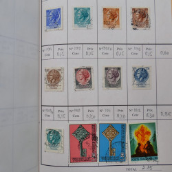 Lot de timbres d'Italie 1863-2000 neufs et oblitérés en 6 carnets à choix.