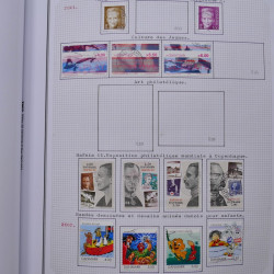 Collection massive timbres d'Europe neufs et oblitérés en un album.