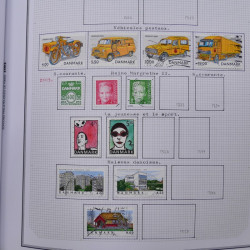 Collection massive timbres d'Europe neufs et oblitérés en un album.