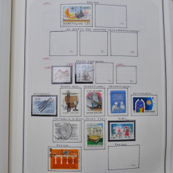 Collection massive timbres d'Europe neufs et oblitérés en un album.