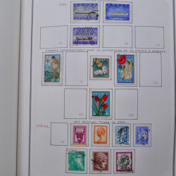 Collection massive timbres d'Europe neufs et oblitérés en un album.