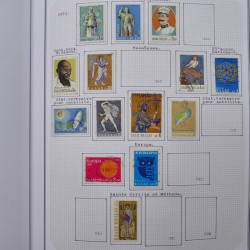 Collection massive timbres d'Europe neufs et oblitérés en un album.