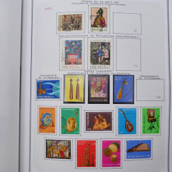 Collection massive timbres d'Europe neufs et oblitérés en un album.