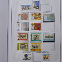 Collection massive timbres d'Europe neufs et oblitérés en un album.