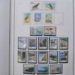 Collection massive timbres d'Europe neufs et oblitérés en un album.