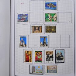 Collection massive timbres d'Europe neufs et oblitérés en un album.