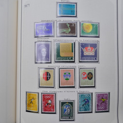 Collection massive timbres d'Europe neufs et oblitérés en un album.