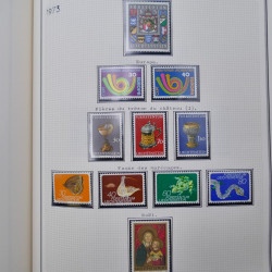 Collection massive timbres d'Europe neufs et oblitérés en un album.