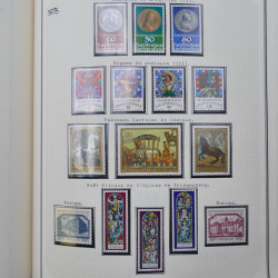 Collection massive timbres d'Europe neufs et oblitérés en un album.