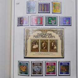 Collection massive timbres d'Europe neufs et oblitérés en un album.