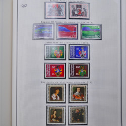 Collection massive timbres d'Europe neufs et oblitérés en un album.