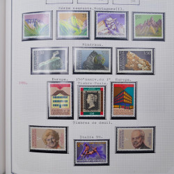 Collection massive timbres d'Europe neufs et oblitérés en un album.