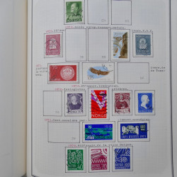 Collection massive timbres d'Europe neufs et oblitérés en un album.