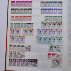 Lot de timbres de Monaco neufs et oblitérés en un album.
