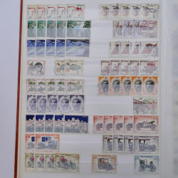 Lot de timbres de Monaco neufs et oblitérés en un album.