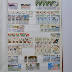 Lot de timbres de Monaco neufs et oblitérés en un album.