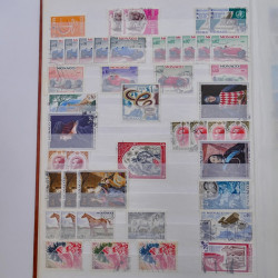 Lot de timbres de Monaco neufs et oblitérés en un album.