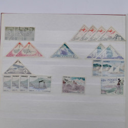 Lot de timbres de Monaco neufs et oblitérés en un album.