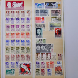 Lot de timbres de Russie neufs et oblitérés en deux albums.