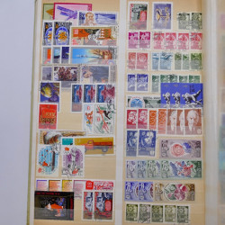 Lot de timbres de Russie neufs et oblitérés en deux albums.