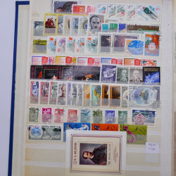 Lot de timbres de Russie neufs et oblitérés en deux albums.