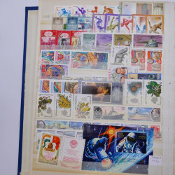 Lot de timbres de Russie neufs et oblitérés en deux albums.