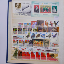 Lot de timbres de Russie neufs et oblitérés en deux albums.