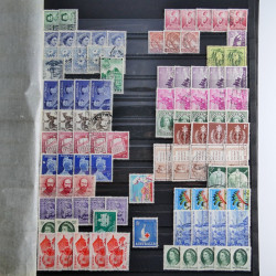 Lot de timbres d'Australie neufs et oblitérés en un album.