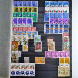 Lot de timbres d'Australie neufs et oblitérés en un album.