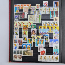 Lot de timbres d'Australie neufs et oblitérés en un album.