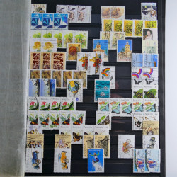 Lot de timbres d'Australie neufs et oblitérés en un album.