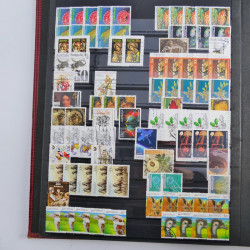 Lot de timbres d'Australie neufs et oblitérés en un album.