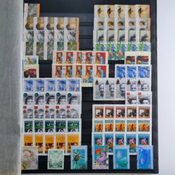 Lot de timbres d'Australie neufs et oblitérés en un album.