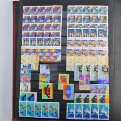 Lot de timbres d'Australie neufs et oblitérés en un album.