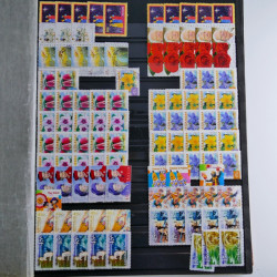 Lot de timbres d'Australie neufs et oblitérés en un album.