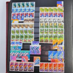 Lot de timbres d'Australie neufs et oblitérés en un album.