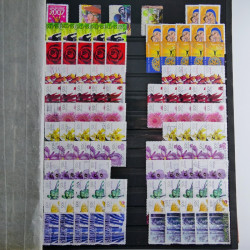 Lot de timbres d'Australie neufs et oblitérés en un album.