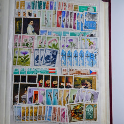 Lot de timbres d'Hongrie oblitérés en un album.