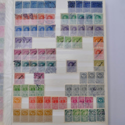 Lot de timbres d'Autriche neufs et oblitérés en deux albums.