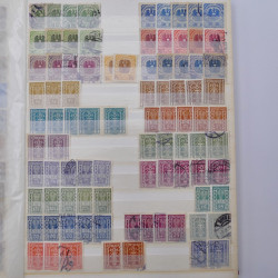 Lot de timbres d'Autriche neufs et oblitérés en deux albums.