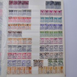 Lot de timbres d'Autriche neufs et oblitérés en deux albums.