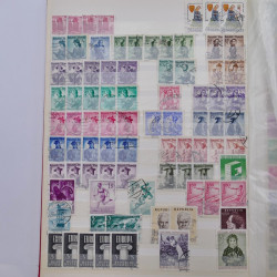 Lot de timbres d'Autriche neufs et oblitérés en deux albums.